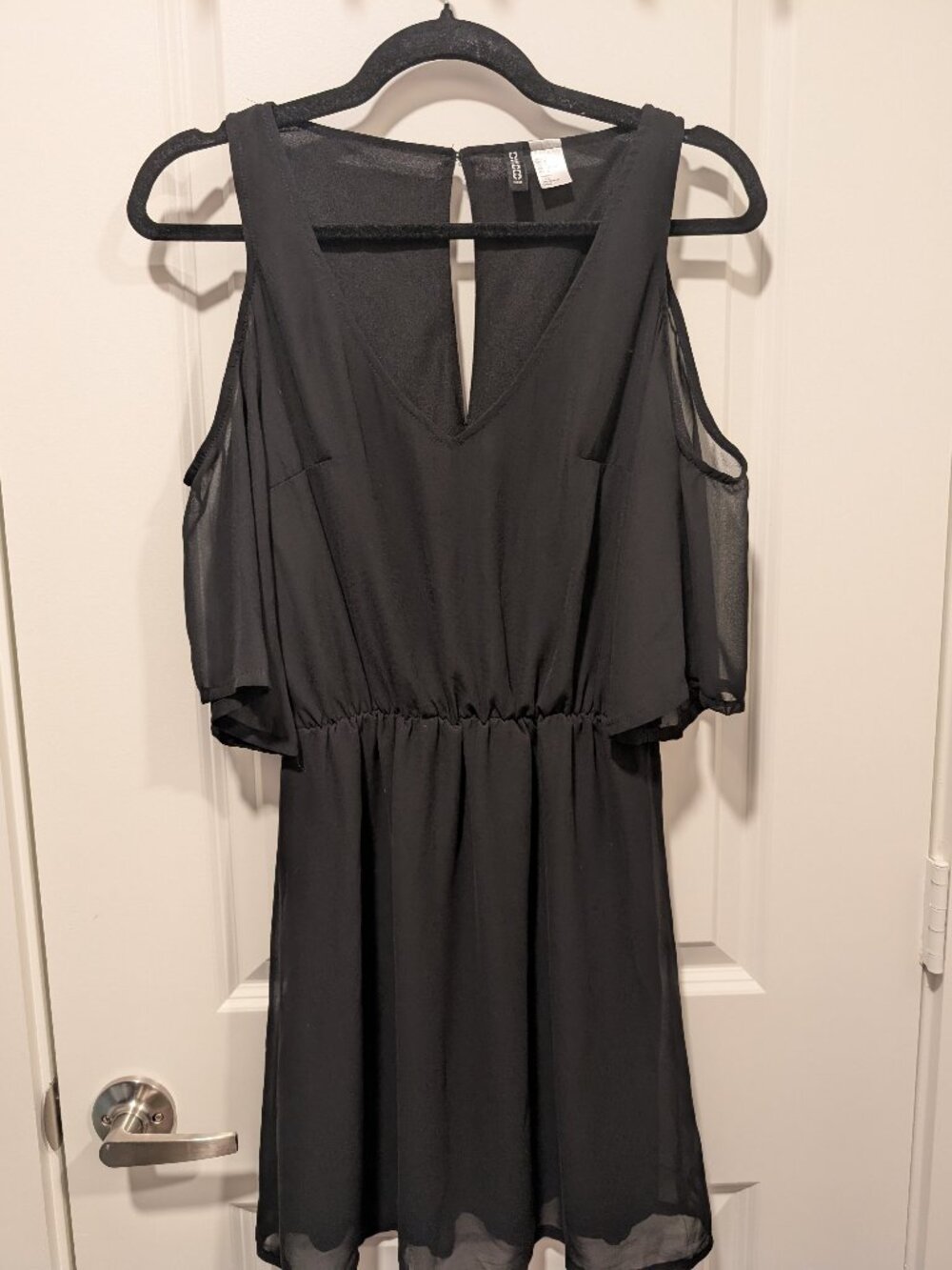 H&M Divided Women’s 6 Black Cold Shoulder V-Neck Dress Keyhole Back size 6